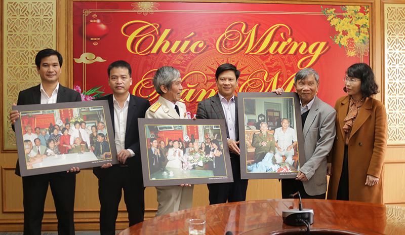 Tiếp nhận tư liệu ảnh về Đại tướng Võ Nguyên Giáp do Hội đồng hương Quảng Bình tại Hà Nội trao tặng.