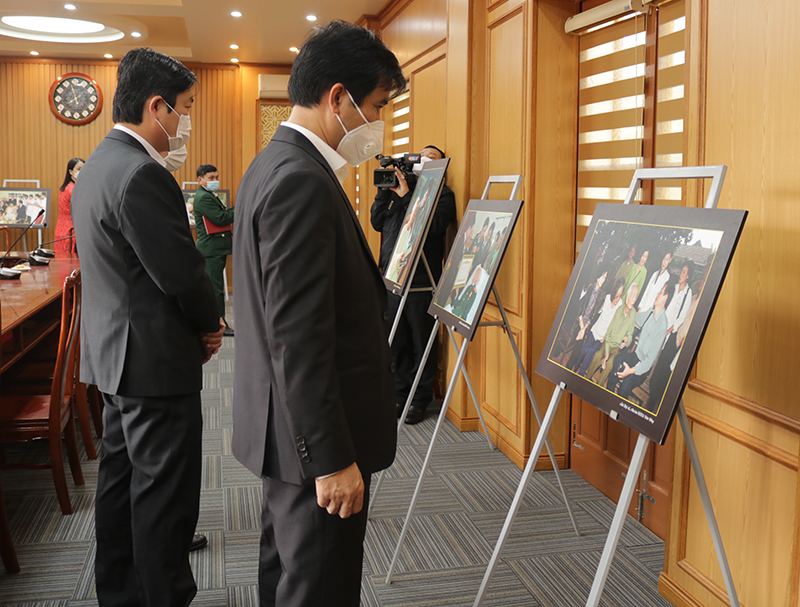 Đại biểu tham quan bộ ảnh tư liệu về Đại tướng Võ Nguyên Giáp.