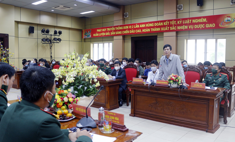 Đồng chí Cao Trường Sơn, Phó Tổng Biên tập Báo Quảng Bình phát biểu tại buổi gặp mặt.