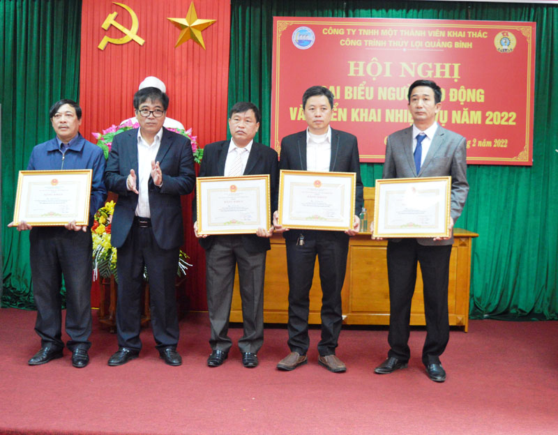 Đồng chí Phó Chủ tịch Thường trực UBND tỉnh Đoàn Ngọc Lâm trao bằng khen của Chủ tịch UBND tỉnh cho các cá nhân có thành tích xuất sắc trong năm 2021.