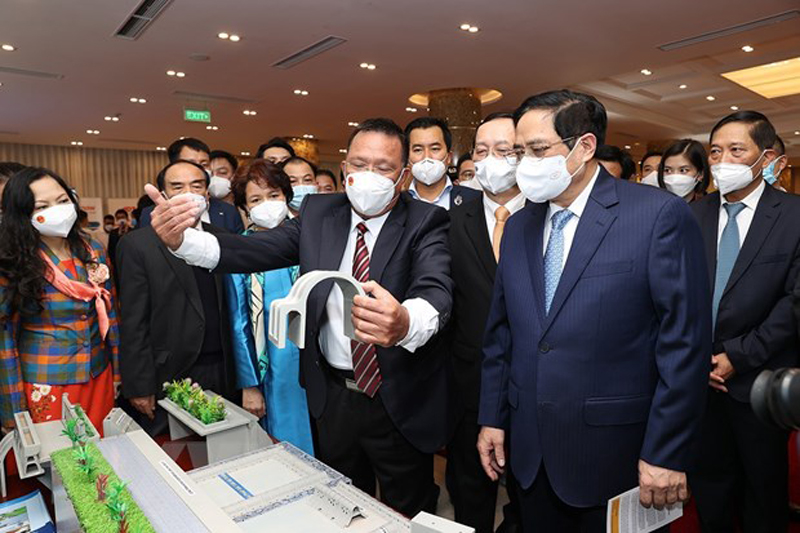 Thủ tướng Phạm Minh Chính và các đại biểu tham quan trưng bày các sản phẩm ứng dụng công nghệ sáng tạo. (Ảnh: TTXVN)