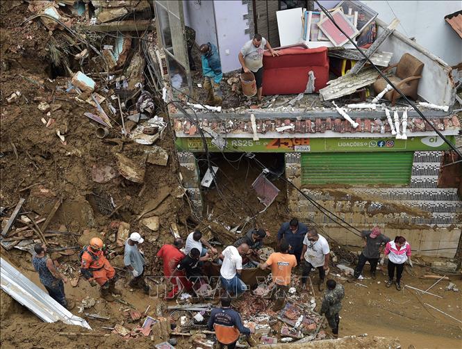 Cảnh tàn phá sau vụ lở đất do mưa bão lớn ở Petropolis, Brazil ngày 16/2/2022. Ảnh: AFP/TTXVN