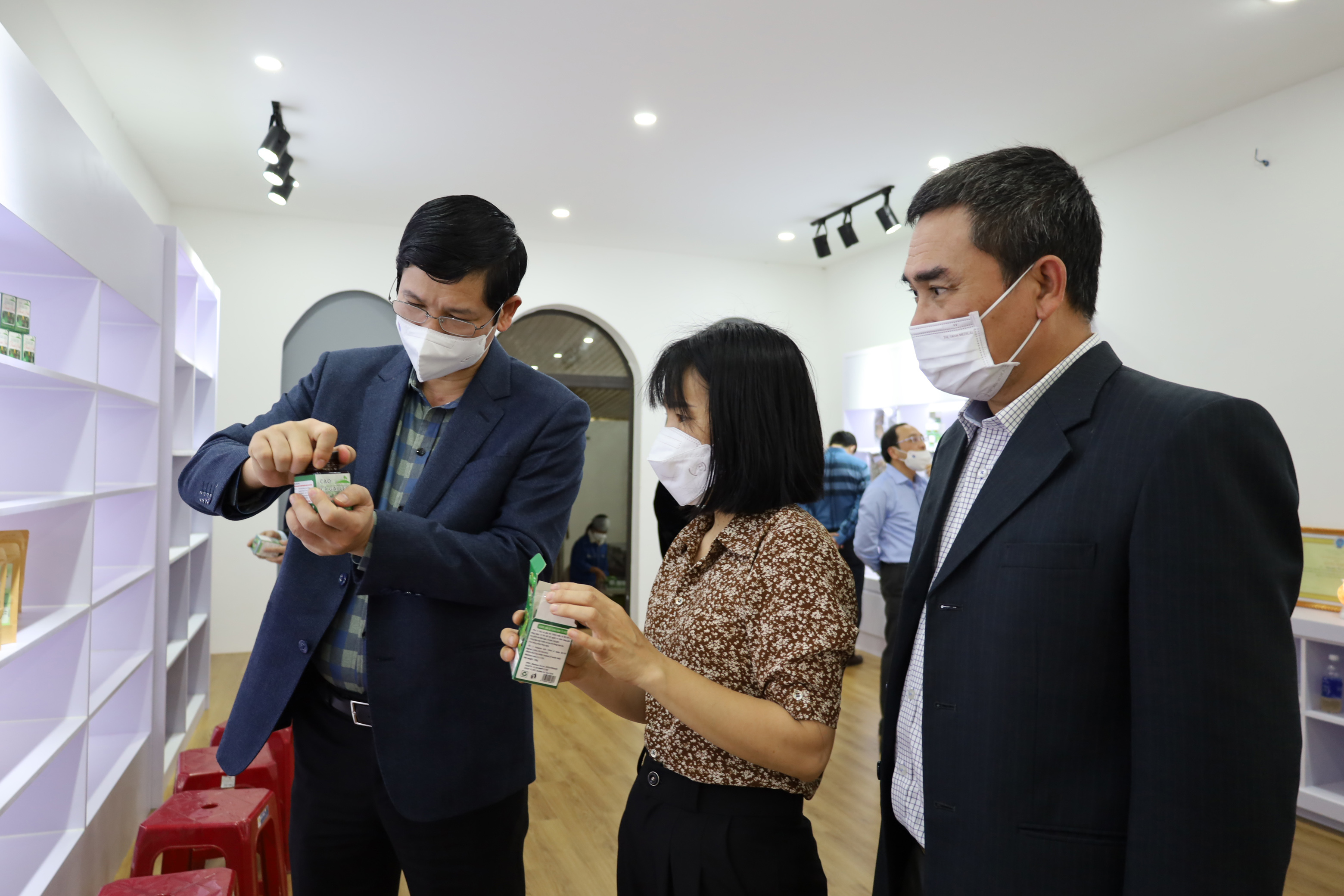 Đồng chí Hồ An Phong tham quan mô hình sản xuất của HTX sản xuất cây dược liệu sạch và kinh doanh nông nghiệp xã Cự Nẫm