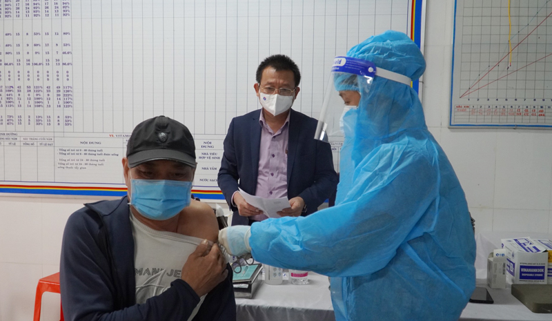 Quảng Trạch tăng cường tiêm vắc xin phòng Covid-19 cho người dân.