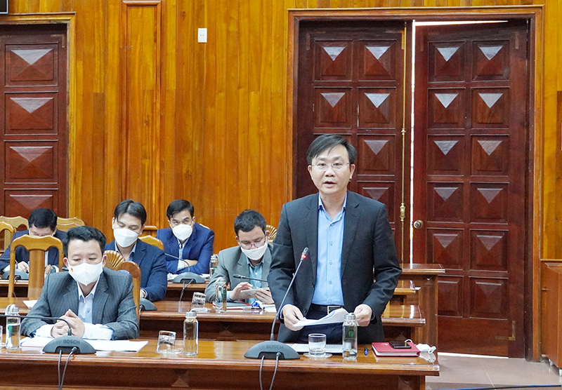 Đồng chí Phó Chủ tịch HĐND tỉnh Hoàng Xuân Tân phát biểu tại cuộc họp