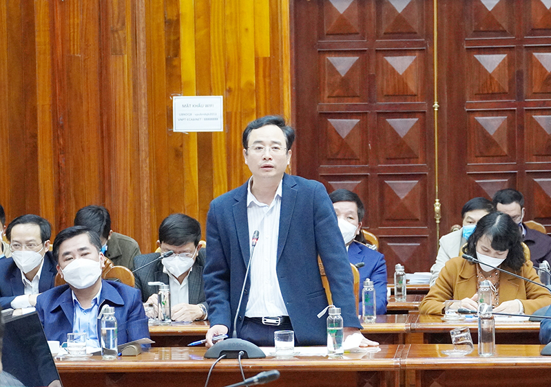 Đồng chí Chủ tịch UBND huyện Minh Hóa phát biểu tại cuộc họp.