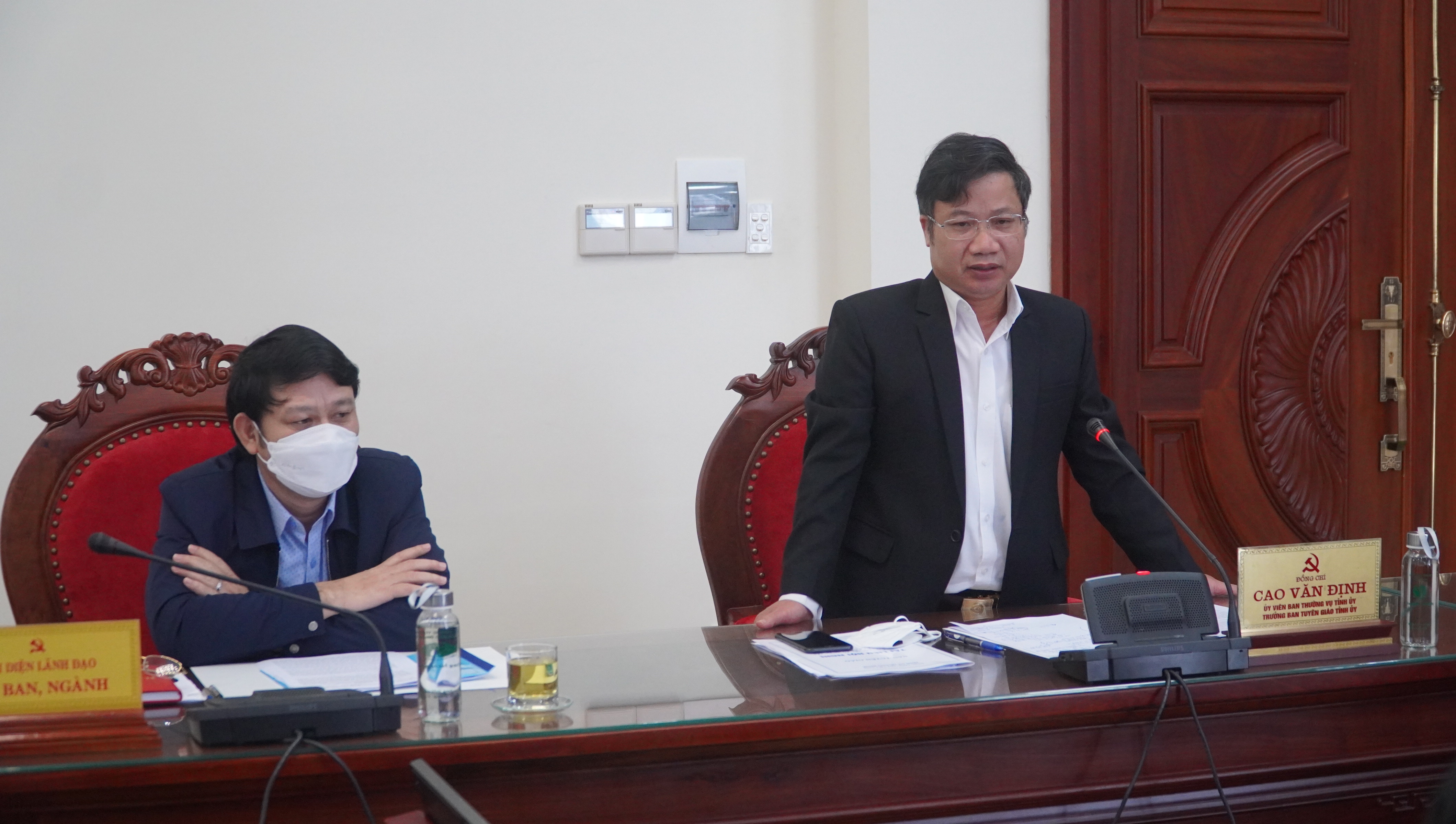 Đồng chí Trưởng ban Tuyên giáo Tỉnh ủy Cao Văn Định thảo luận tại buổi làm việc.