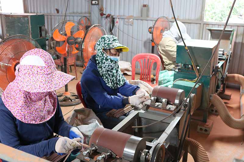 HTX Sản xuất đũa gỗ Quảng Thủy đào tạo nghề và tạo việc làm với thu nhập ổn định cho hơn 20 lao động địa phương.