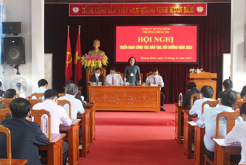 Đồng chí Hiệu trưởng Trường Chính trị tỉnh Nguyễn Thị Minh điều hành hội nghị.