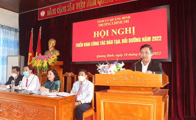 Đồng chí Trưởng Ban Tuyên giáo Tỉnh ủy Cao Văn Định phát biểu chỉ đạo tại hội nghị.