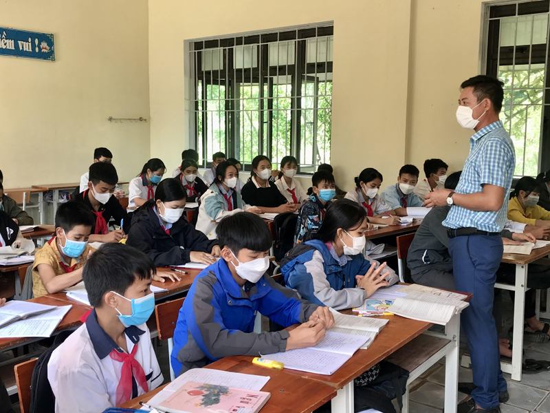 Thầy giáo Bùi Xuân Thái, Trường THCS Quảng Hợp (2 lần đạt giải nhì tại cuộc thi) trong giờ lên lớp với học sinh. 