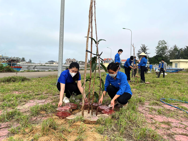 Đoàn Thanh niên Sở Nông nghiệp-PTNT trồng cây xanh tại Khu neo đậu tránh trú bão cho tàu cá Nhật Lệ (TP. Đồng Hới).