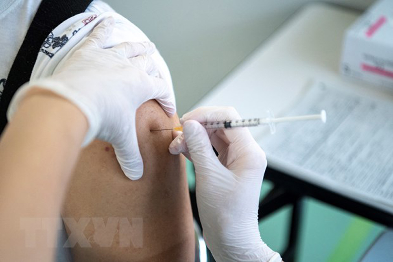Nhân viên y tế tiêm vaccine phòng COVID-19 cho người dân tại Tokyo, Nhật Bản. (Ảnh: AFP/TTXVN)