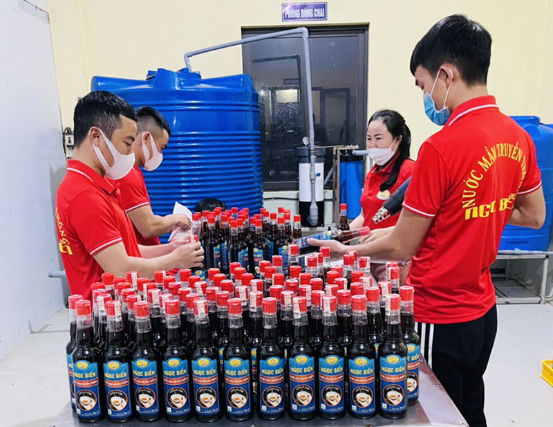Công nhân, lao động Công ty TNHH và dịch vụ tổng hợp Việt Trung QB thực hiện tốt biện pháp phòng, chống dịch Covid-19 trong quá trình sản xuất.