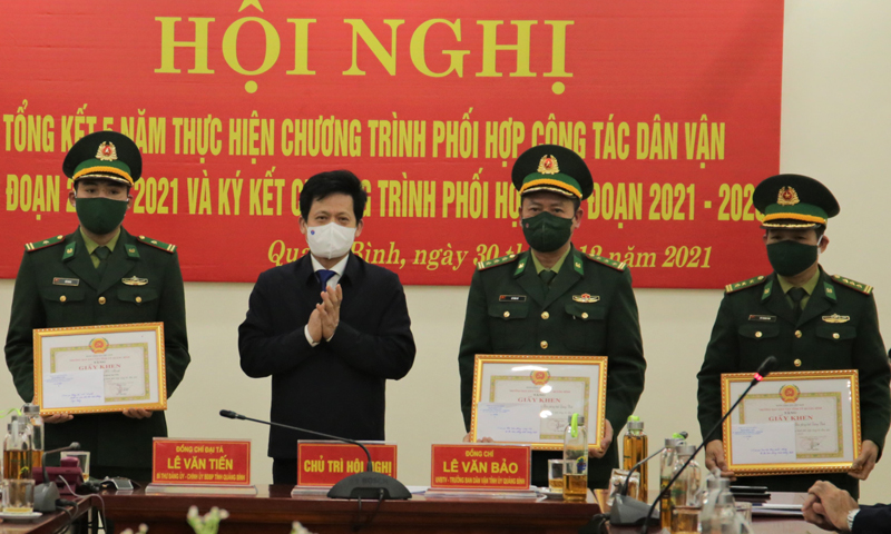 Đồng chí Trưởng ban Dân vận Tỉnh ủy Lê Văn Bảo tặng giấy khen cho các tập thể, cá nhân đạt thành tích xuất sắc qua 5 năm thực hiện chương trình phối hợp công tác dân vận.