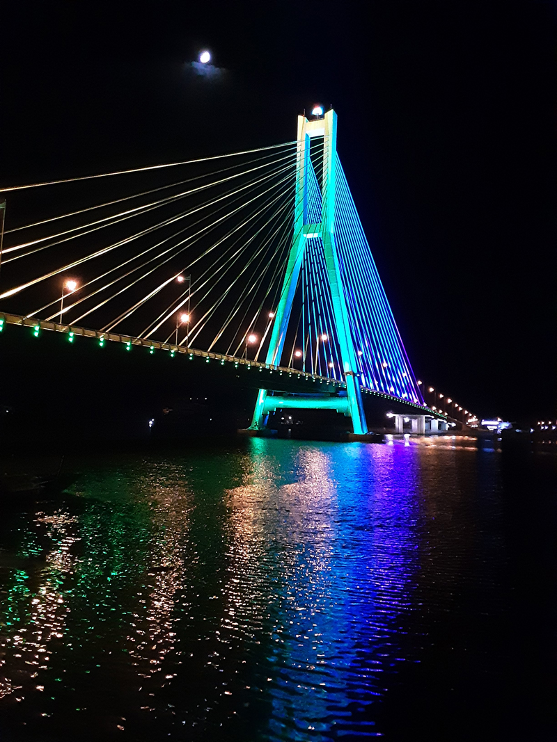 Cầu Nhật Lệ 2 hiện đại nối liền đôi bờ sông, góp phần phát triển du lịch, thu hút đầu tư.