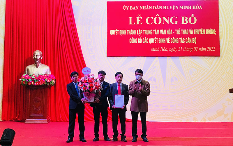 Đồng chí Bùi Anh Tuấn, Tỉnh uỷ viên, Bí thư Huyện ủy trao Quyết định và tặng hoa chúc mừng Trung tâm Văn hóa-Thể thao và Truyền thông.