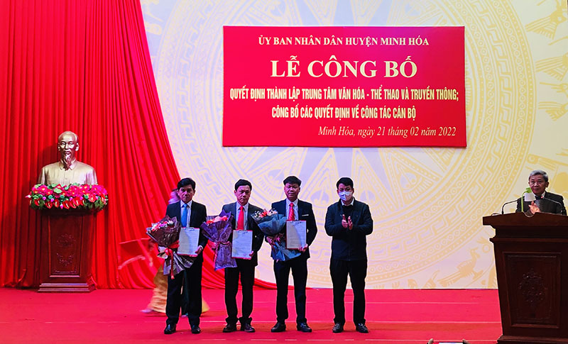 Đồng chí Nguyễn Bắc Việt, Chủ tịch UBND huyện trao Quyết định bổ nhiệm và tặng hoa chúc mừng các đồng chí lãnh đạo trung tâm