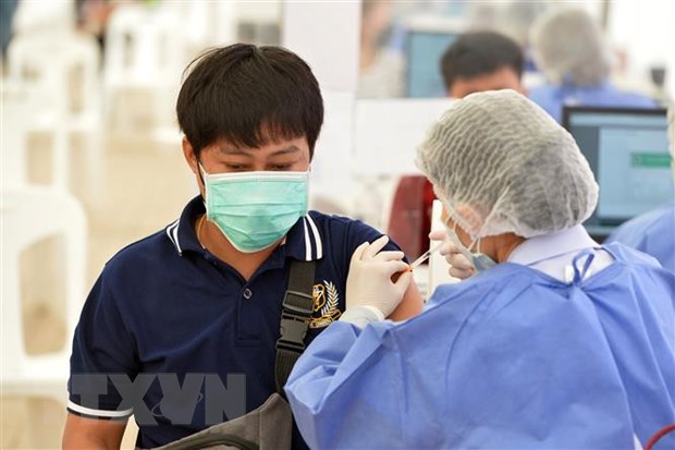 Nhân viên y tế tiêm vaccine phòng COVID-19 cho người dân tại Bangkok, Thái Lan. (Ảnh: THX/TTXVN)