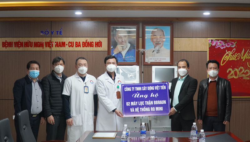 Giám đốc Bệnh viện hữu nghị Việt Nam-Cuba Đồng Hới bác sỹ Nguyễn Đức Cường cùng đại diện lãnh đạo Ủy ban MTTQVN tỉnh tiếp nhận 2 máy chạy thận nhân tạo và 1 hệ thống RO mini do Công ty TNHH Xây dựng Việt Tiến ủng hộ.