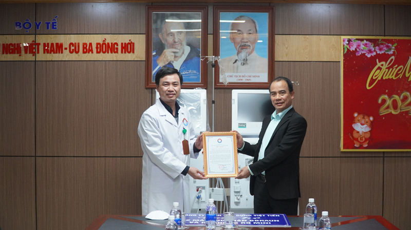 Giám đốc Bệnh viện hữu nghị Việt Nam-Cuba Đồng Hới bác sỹ Nguyễn Đức Cường trao thư cảm ơn của bệnh viện cho đại diện lãnh đạo doanh nghiệp.