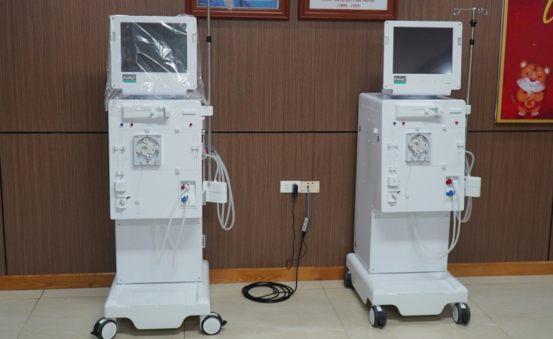 Có thêm 2 máy chạy thận nhân tạo và 1 hệ thống RO mini sẽ giúp Bệnh viện hữu nghị Việt Nam-Cuba Đồng Hới điều trị cho bệnh nhân chạy thận nhân tạo mắc Covid-19 sớm bình phục, hắn chế tối đa tỷ lệ tử vong do có bệnh nền. 