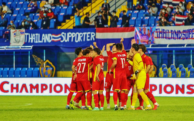 Phút 29, đội tuyển U23 Việt Nam ghi bàn mở tỷ số 1 - 0. Từ chấm đá phạt chếch bên cánh phải, Trung Thành đã có cú sút đưa bóng đi rất hiểm và bất ngờ, đánh bại thủ môn U23 Thái Lan. Ảnh: VFF