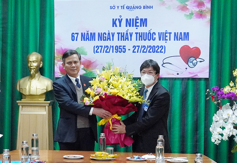 Đồng chí Chủ tịch UBND tỉnh Trần Thắng tặng hoa chúc mừng đội ngũ cán bộ, y bác sỹ, nhân viên ngành Y tế Quảng Bình nhân Ngày Thầy thuốc Việt Nam.