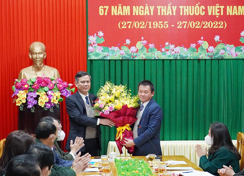 Đồng chí Chủ tịch UBND tỉnh Trần Thắng tặng hoa chúc mừng đội ngũ cán bộ, y bác sỹ, nhân viên CDC Quảng Bình.