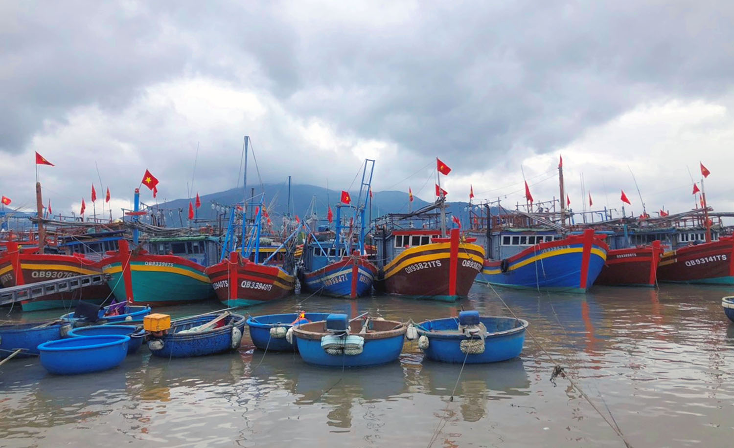 Hơn 90% tàu, thuyền của ngư dân xã Cảnh Dương chưa vươn khơi vì sợ “thu không đủ bù chi”.