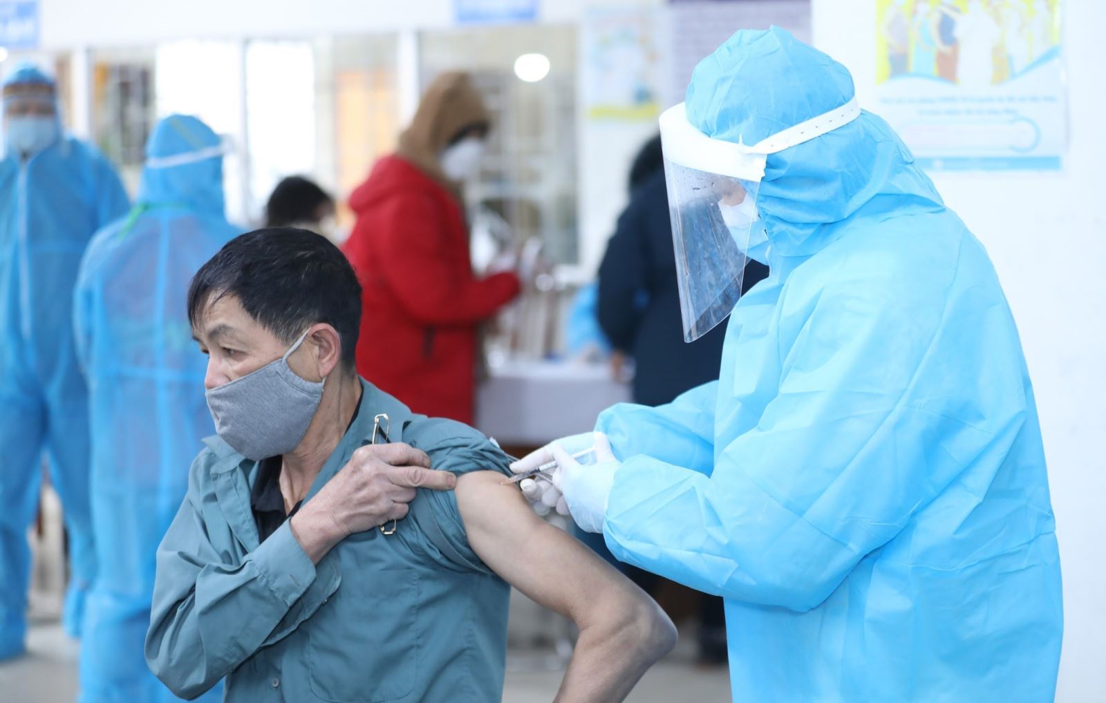 Tiêm vaccine phòng COVID-19 cho người dân tại Trung tâm Kiểm soát bệnh tật tỉnh Lạng Sơn. Ảnh: Anh Tuấn/TTXVN