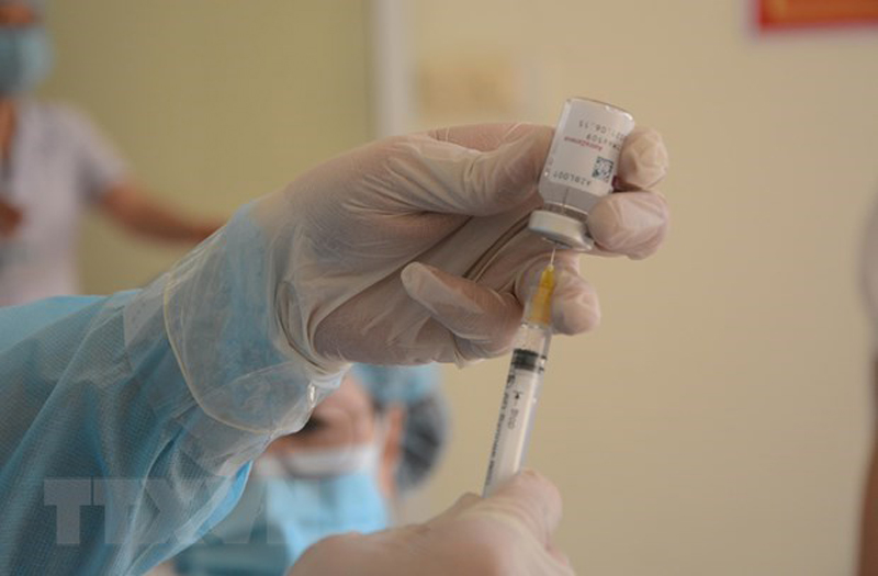 Cận cảnh lấy vaccine ngừa COVID-19. (Nguồn: TTXVN)