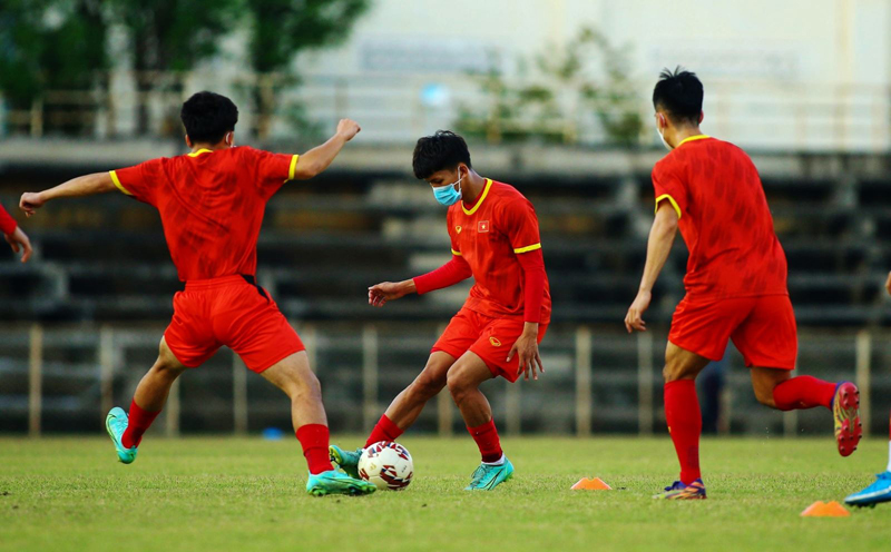 Dù thiệt hại lớn về lực lượng do ảnh hưởng của dịch COVID-19, các cầu thủ U23 Việt Nam vẫn lạc quan duy trì tập luyện. Ảnh: VFF