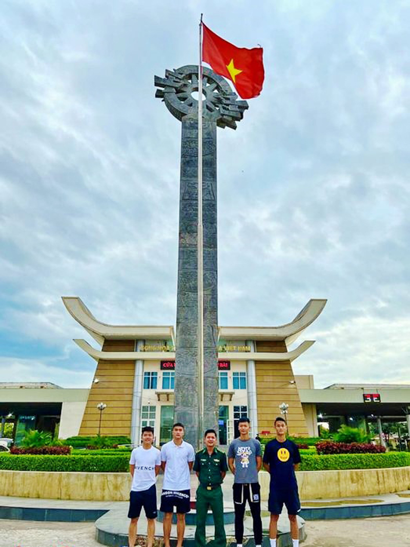 Bốn cầu thủ trong nhóm “viện binh” cuối cùng của U23 Việt Nam chụp ảnh lưu niệm cùng cán bộ cửa khẩu Mộc Bài sáng 24/2. Ảnh: VFF