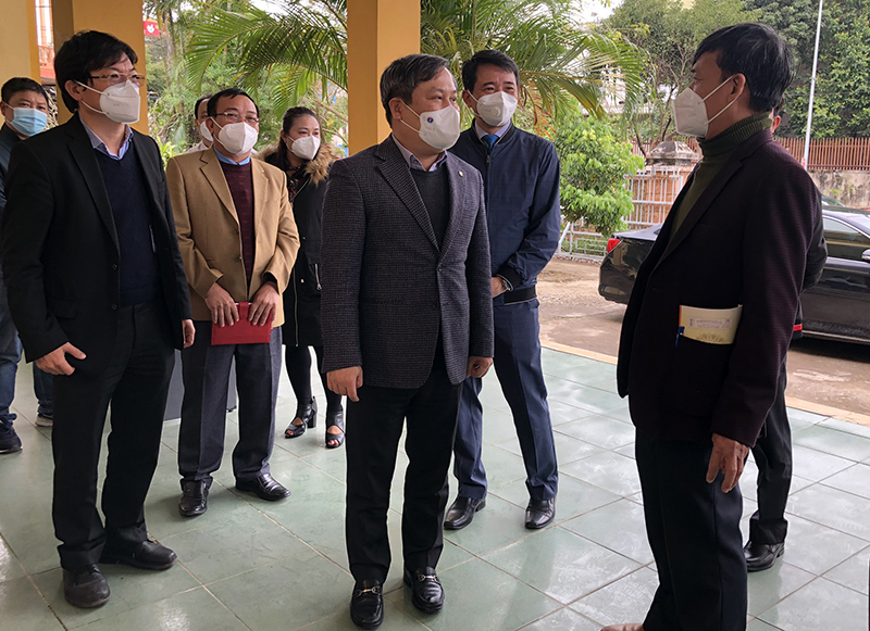 Đồng chí Bí thư Tỉnh ủy Vũ Đại Thắng kiểm tra công tác phòng, chống dịch tại Trạm y tế xã Bảo Ninh