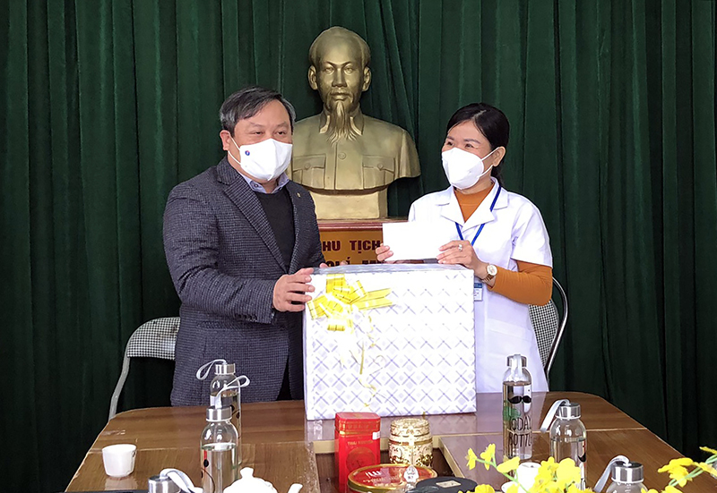 Đồng chí Bí thư Tỉnh ủy Vũ Đại Thắng tặng quà cho cán bộ, y bác sỹ Trạm y tế xã Bảo Ninh.