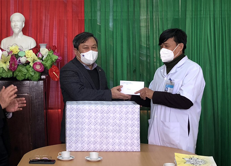Đồng chí Bí thư Tỉnh ủy Vũ Đại Thắng chúc mừng cán bộ, y bác sỹ Trạm Y tế phường Nam Lý.