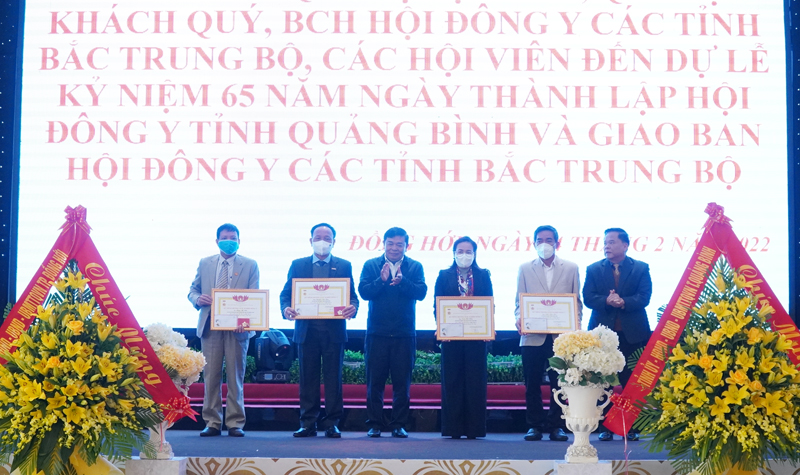 Trung ương Hội Đông  y Việt Nam trao tặng Kỷ niệm chương cho các cá nhân có nhiều đóng góp cho sự phát triển của nền y học cổ truyền.