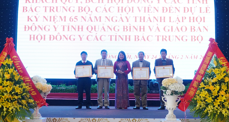 Các tập thể được Trung ương Hội Đông  y Việt Nam tặng bằng khen.