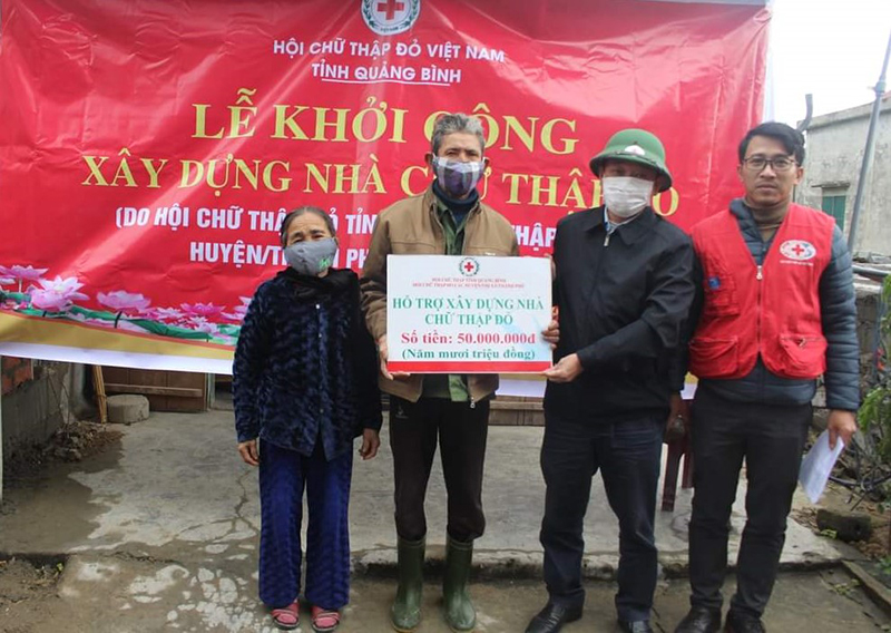 Đại diện lãnh đạo Hội Chữ Thập đỏ tỉnh trao số hiền hỗ trợ xây dựng nhà ở Hội Chữ thập đỏ cho gia đình ông Lê Văn Khai, ở xã Quảng Đông, huyện Quảng Trạch