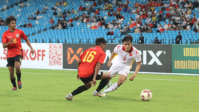 U23 Việt Nam (phải) đã nỗ lực chiến đấu đến những giây cuối cùng để vượt qua U23 Timor Leste, qua đó giành quyền vào chung kết. Ảnh: VFF