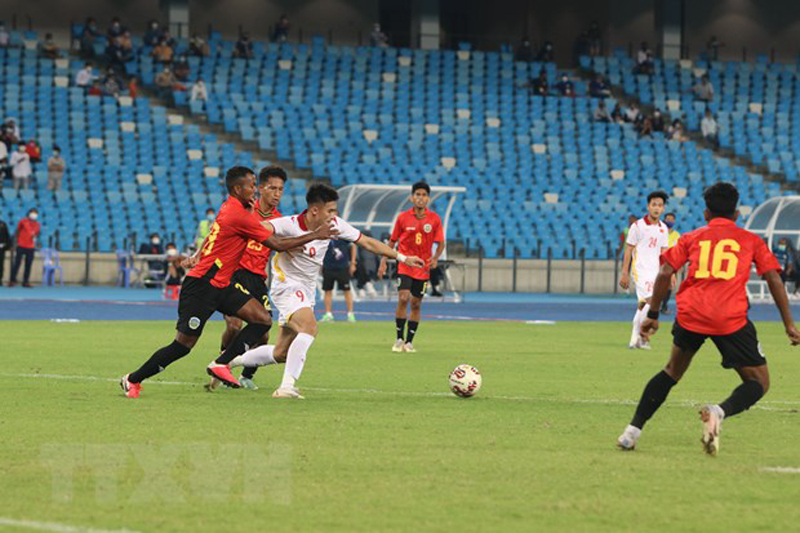 Tranh chấp bóng quyết liệt giữa các cầu thủ Việt Nam và Timor Leste. (Ảnh: TTXVN)