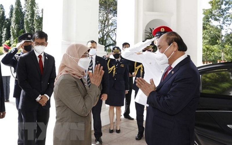  Tổng thống Cộng hòa Singapore Halimah Yacob đón Chủ tịch nước Nguyễn Xuân Phúc thăm cấp Nhà nước tới Singapore. (Ảnh: TTXVN) 