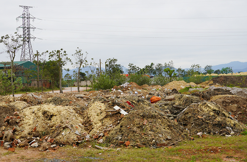 Bãi rác thải xây dựng gần trạm cân Huyền Anh