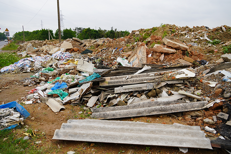 Bãi rác “khủng” nằm gần đối diện Công ty may Thăng Long