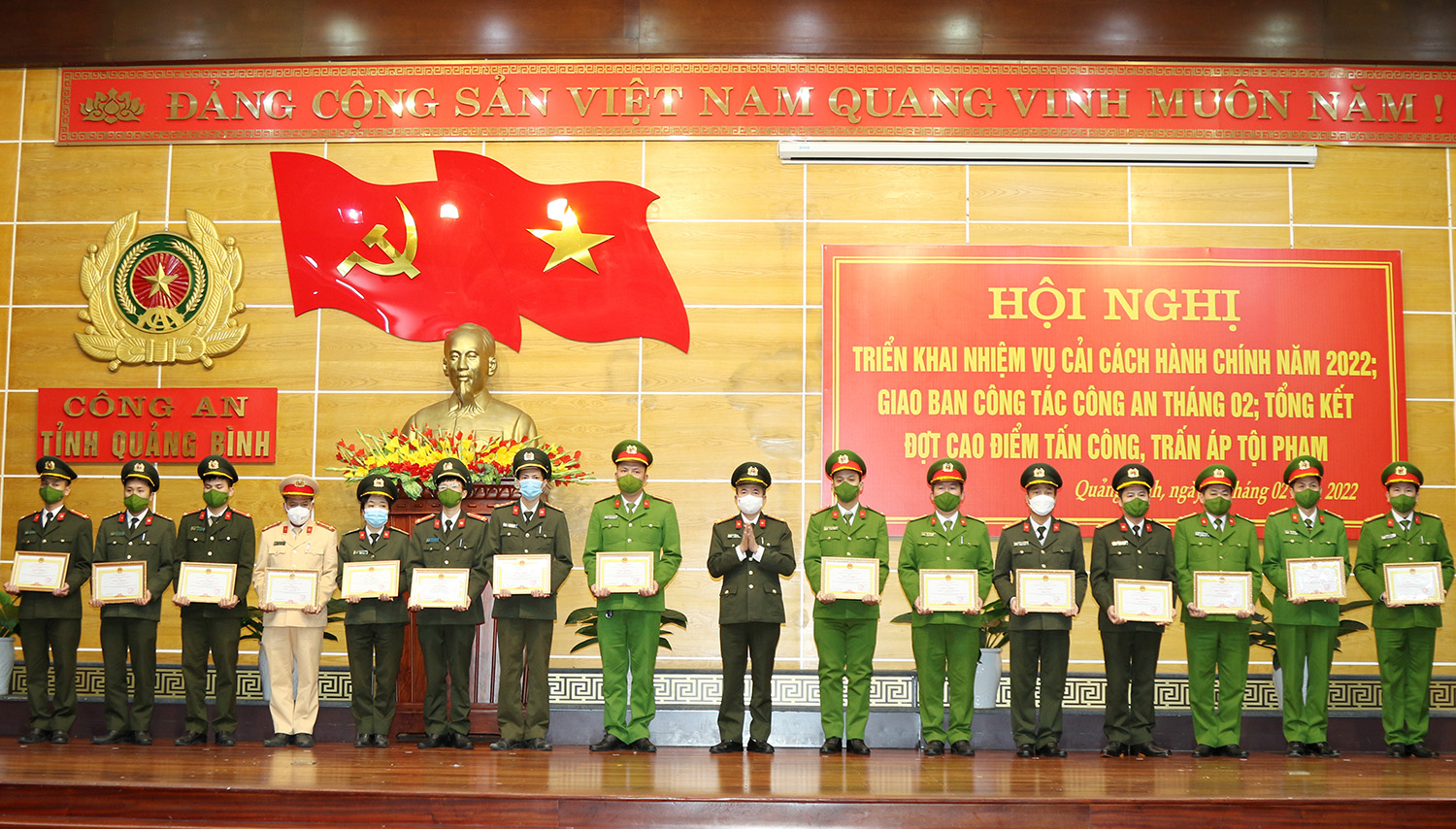 Đồng chí Giám đốc Công an tỉnh Nguyễn Tiến Nam trao tặng giấy khen cho các tập thể, cá nhân có thành tích xuất sắc trong đợt cao điểm tấn công trấn áp các loại tội phạm bảo vệ Tết Nguyên đán Nhâm dần 2022.
