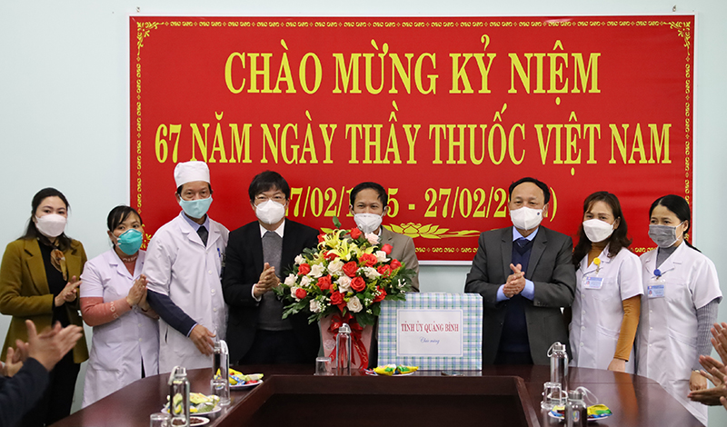 Đồng chí Phó Bí thư Thường trực Tỉnh ủy Trần Hải Châu tặng quà động viên đội ngũ cán bộ, y, bác sỹ Bệnh viện Đa khoa huyện Lệ Thủy.