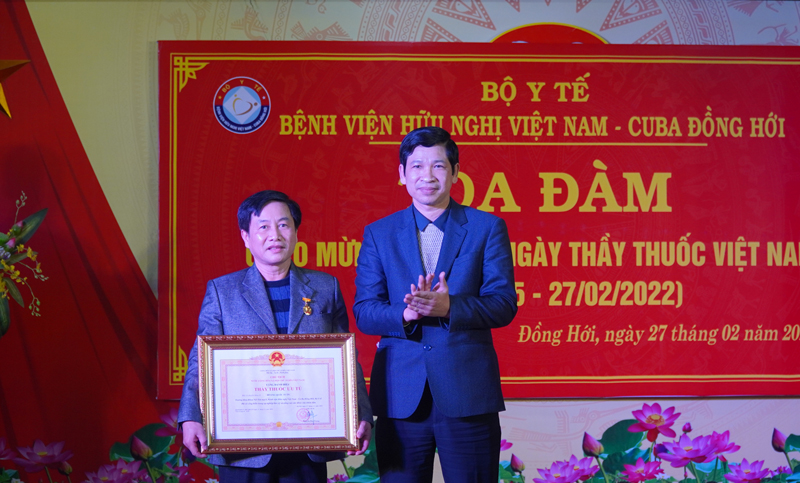 Đồng chí Phó Chủ tịch UBND tỉnh Hồ An Phong thừa ủy quyền trao danh hiệu thầy thuốc Ưu tú cho bác sỹ Hoàng Quốc Tuấn.