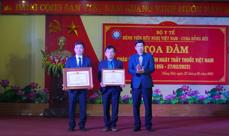 Đồng chí Phó Chủ tịch UBND tỉnh Hồ An Phong thừa ủy quyền trao Bằng khen của Thủ tướng Chính phủ cho 2 cá nhân có thành tích xuất sắc trong công tác phòng, chống dịch Covid-19.