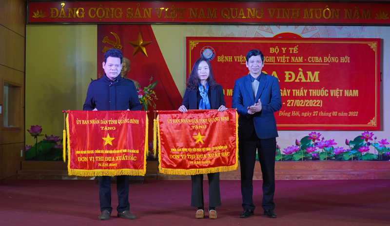 Đồng chí Phó Chủ tịch UBND tỉnh Hồ An Phong trao Cờ thi đua của UBND tỉnh cho các tập thể có nhiều đóng góp cho công tác chăm sóc sức khỏe Nhân dân.